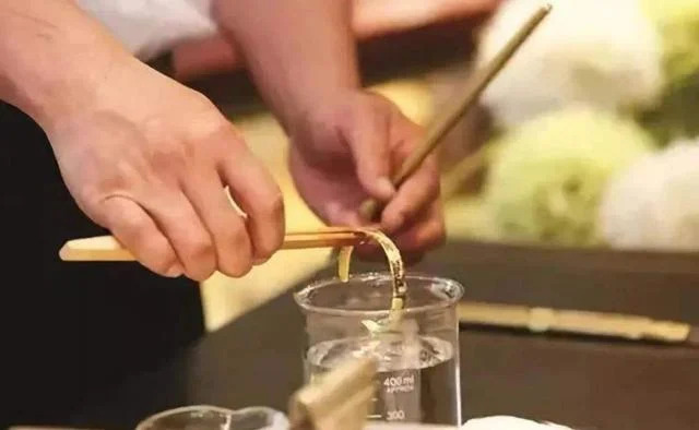 Vòng vàng chảy chất lỏng lạ và mất luôn 1.7 gram, chủ cửa hàng đáp trả bằng 1 câu khiến ai cũng phẫn nộ- Ảnh 2. Vòng vàng chảy chất lỏng lạ và mất luôn 1.7 gram, chủ cửa hàng đáp trả bằng 1 câu khiến ai cũng phẫn nộ- Ảnh 2.
