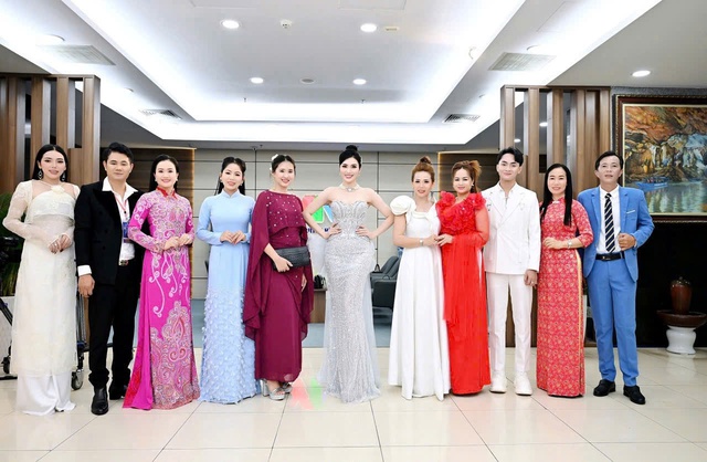 MC Kim Huyền Sâm diện đầm bó sát khoe sắc vóc quyến rũ- Ảnh 3. MC Kim Huyền Sâm diện đầm bó sát khoe sắc vóc quyến rũ- Ảnh 3.
