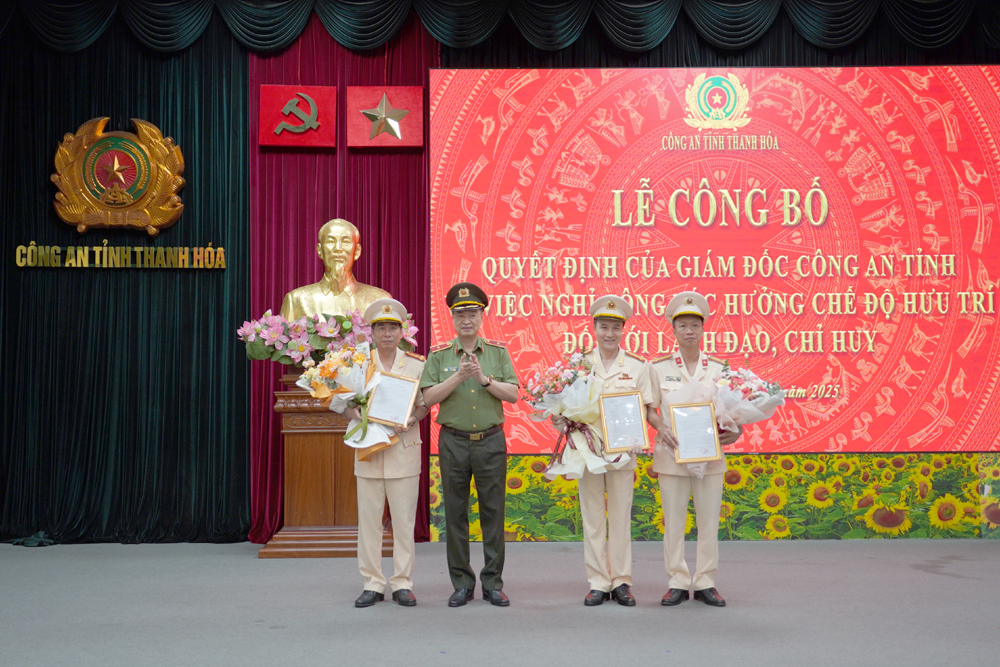 18 lãnh đạo, chỉ huy trong Công an Thanh Hóa nghỉ hưu trước tuổi- Ảnh 1. 18 lãnh đạo, chỉ huy trong Công an Thanh Hóa nghỉ hưu trước tuổi- Ảnh 1.