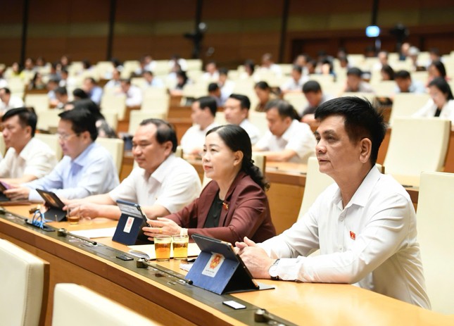 Quốc hội bàn nội dung liên quan cán bộ, công chức và tổ chức chính quyền địa phương- Ảnh 1. Quốc hội bàn nội dung liên quan cán bộ, công chức và tổ chức chính quyền địa phương- Ảnh 1.