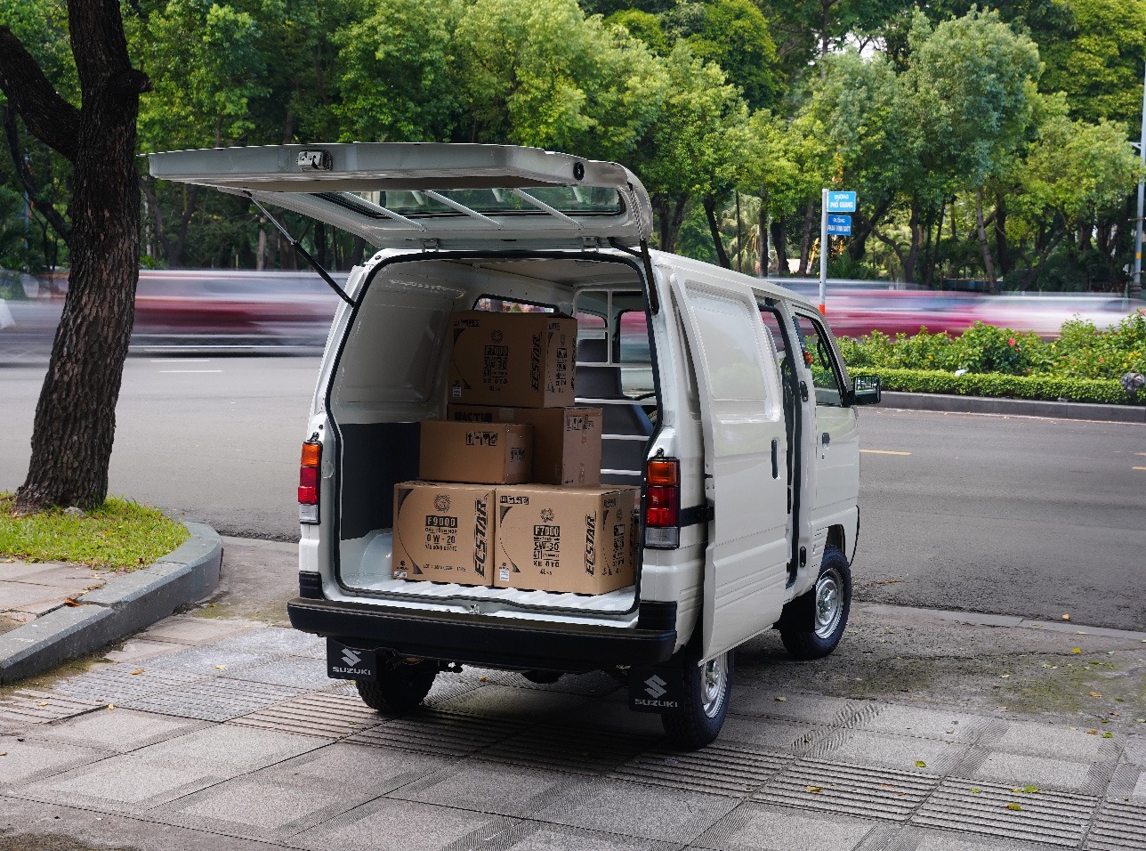 'Đặt lên bàn cân' EC Van và Suzuki Carry mới hiểu vì sao dân mạng gọi xe mới của VinFast là 'kẻ hủy diệt Su cóc'- Ảnh 5. 'Đặt lên bàn cân' EC Van và Suzuki Carry mới hiểu vì sao dân mạng gọi xe mới của VinFast là 'kẻ hủy diệt Su cóc'- Ảnh 5.