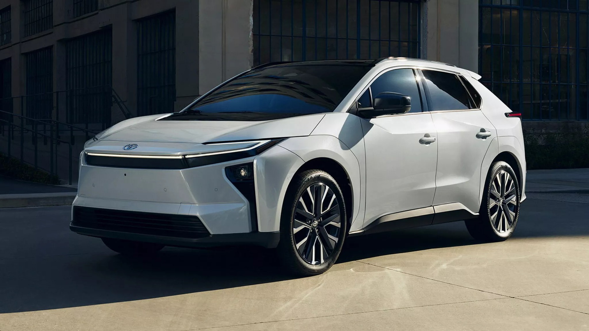 SUV điện Toyota từng về Việt Nam được nâng cấp: Đổi tên, tinh chỉnh thiết kế, mạnh tới 338 mã lực, 505km/sạc- Ảnh 2. SUV điện Toyota từng về Việt Nam được nâng cấp: Đổi tên, tinh chỉnh thiết kế, mạnh tới 338 mã lực, 505km/sạc- Ảnh 2.