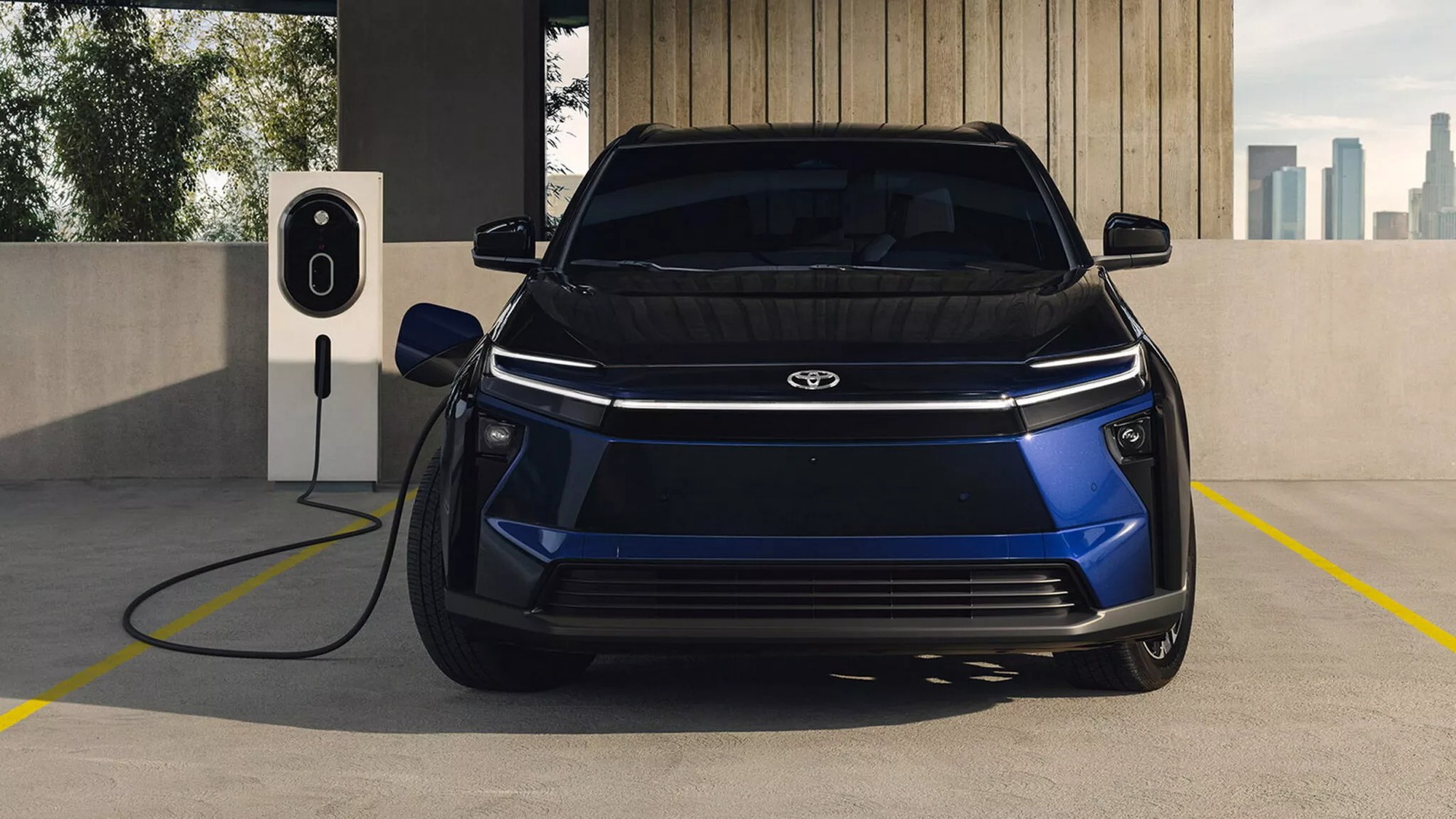 SUV điện Toyota từng về Việt Nam được nâng cấp: Đổi tên, tinh chỉnh thiết kế, mạnh tới 338 mã lực, 505km/sạc- Ảnh 5. SUV điện Toyota từng về Việt Nam được nâng cấp: Đổi tên, tinh chỉnh thiết kế, mạnh tới 338 mã lực, 505km/sạc- Ảnh 5.