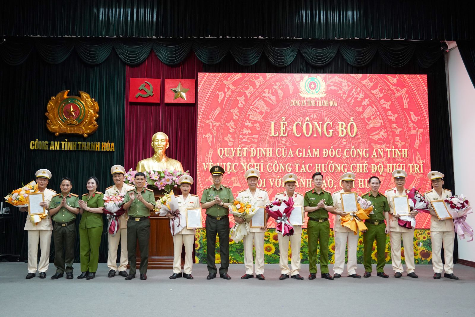 18 lãnh đạo, chỉ huy trong Công an Thanh Hóa nghỉ hưu trước tuổi- Ảnh 2. 18 lãnh đạo, chỉ huy trong Công an Thanh Hóa nghỉ hưu trước tuổi- Ảnh 2.