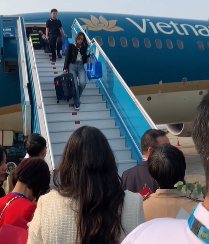 Tranh cãi chủ tịch CLB Hà Nội thờ ơ với hoa hậu Đỗ Mỹ Linh, khoảnh khắc này giải oan cho con trai bầu Hiển- Ảnh 2. Tranh cãi chủ tịch CLB Hà Nội thờ ơ với hoa hậu Đỗ Mỹ Linh, khoảnh khắc này giải oan cho con trai bầu Hiển- Ảnh 2.