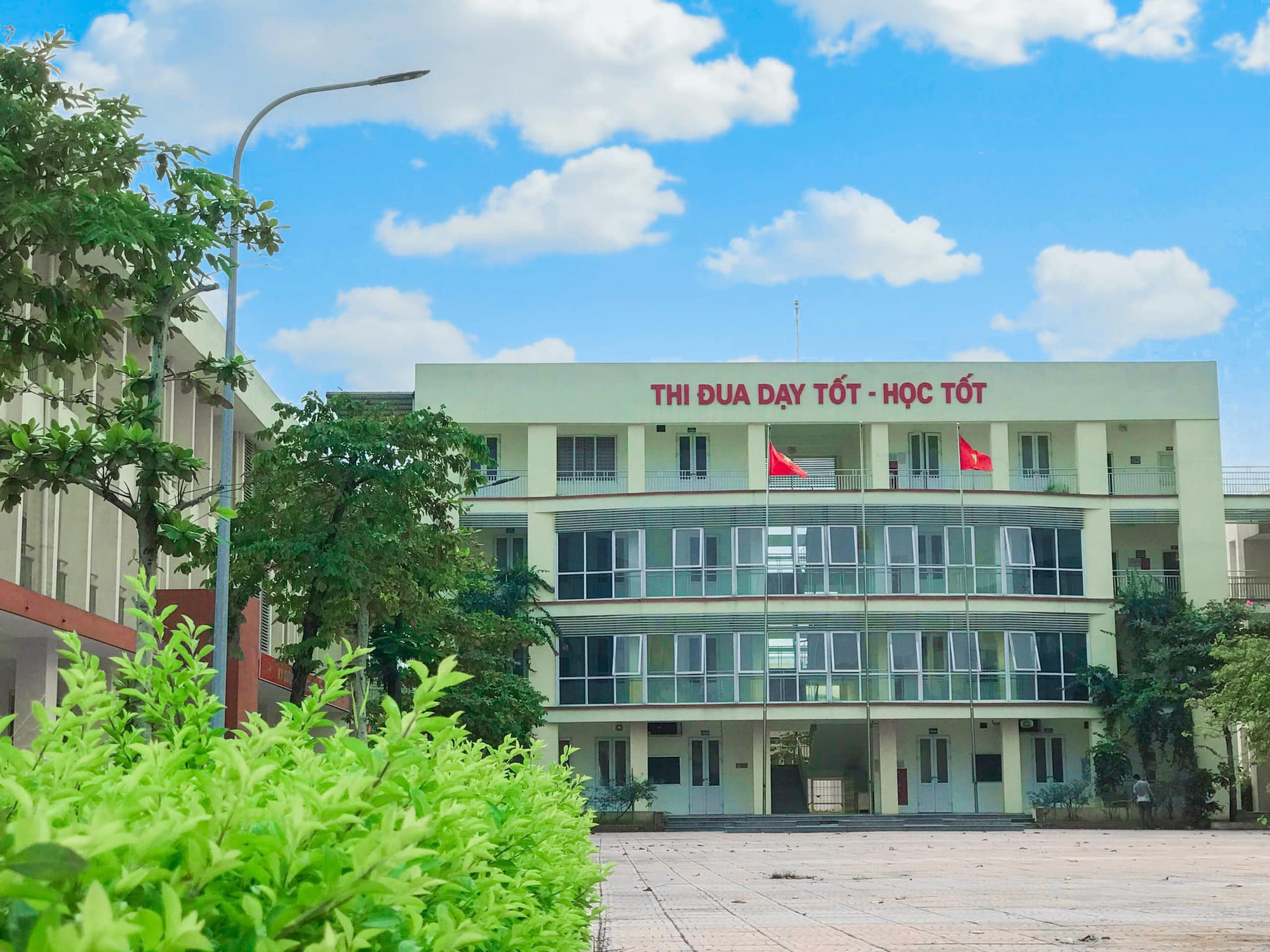 Một bước nhảy 6 bậc, ngôi trường này lọt top tỷ lệ chọi lớp 10 căng nhất Hà Nội khiến phụ huynh vã mồ hôi- Ảnh 2. Một bước nhảy 6 bậc, ngôi trường này lọt top tỷ lệ chọi lớp 10 căng nhất Hà Nội khiến phụ huynh vã mồ hôi- Ảnh 2.