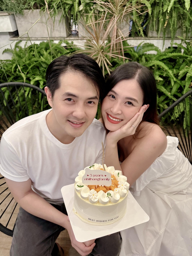 2 tiểu thư chính hiệu của Vbiz: Bố là thiếu gia tập đoàn nhựa giàu nức tiếng, mẹ là ca sĩ top đầu- Ảnh 13. 2 tiểu thư chính hiệu của Vbiz: Bố là thiếu gia tập đoàn nhựa giàu nức tiếng, mẹ là ca sĩ top đầu- Ảnh 13.