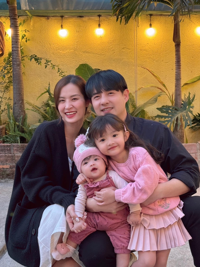 2 tiểu thư chính hiệu của Vbiz: Bố là thiếu gia tập đoàn nhựa giàu nức tiếng, mẹ là ca sĩ top đầu- Ảnh 8. 2 tiểu thư chính hiệu của Vbiz: Bố là thiếu gia tập đoàn nhựa giàu nức tiếng, mẹ là ca sĩ top đầu- Ảnh 8.