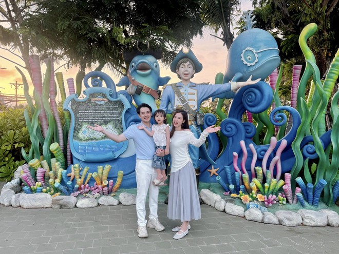 2 tiểu thư chính hiệu của Vbiz: Bố là thiếu gia tập đoàn nhựa giàu nức tiếng, mẹ là ca sĩ top đầu- Ảnh 6. 2 tiểu thư chính hiệu của Vbiz: Bố là thiếu gia tập đoàn nhựa giàu nức tiếng, mẹ là ca sĩ top đầu- Ảnh 6.