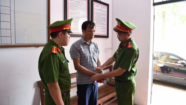 Một chủ tịch UBND xã bị giữ người, khám xét khẩn cấp- Ảnh 1. Một chủ tịch UBND xã bị giữ người, khám xét khẩn cấp- Ảnh 1.