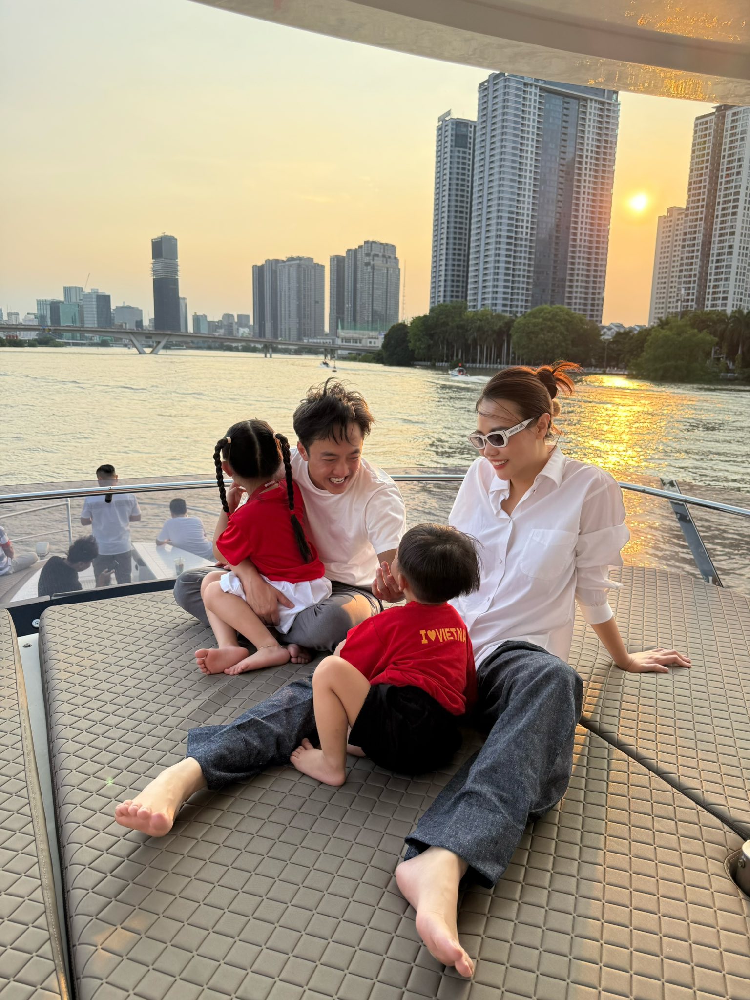 Con gái 4 tuổi nhắc nhở Đàm Thu Trang một chuyện liên quan tới bố Cường Đô la giữa đêm, netizen xuýt xoa xin vía- Ảnh 2. Con gái 4 tuổi nhắc nhở Đàm Thu Trang một chuyện liên quan tới bố Cường Đô la giữa đêm, netizen xuýt xoa xin vía- Ảnh 2.