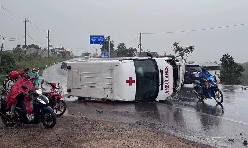 Khoảnh khắc xe cứu thương va chạm trực diện với ô tô con, quay vòng rồi lật nghiêng: Nhiều người bị thương- Ảnh 2. Khoảnh khắc xe cứu thương va chạm trực diện với ô tô con, quay vòng rồi lật nghiêng: Nhiều người bị thương- Ảnh 2.