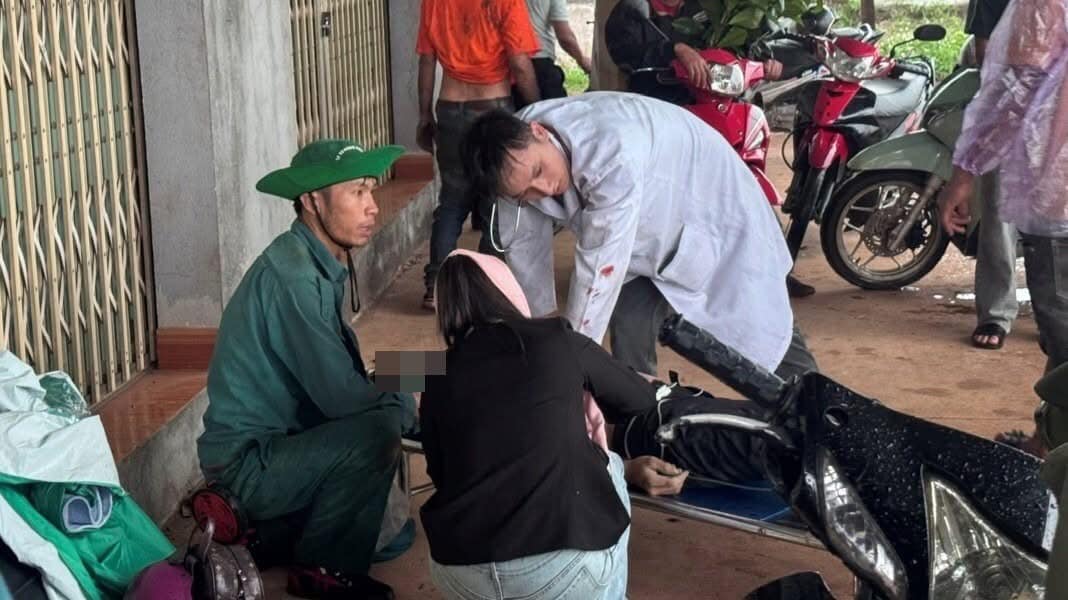 Khoảnh khắc xe cứu thương va chạm trực diện với ô tô con, quay vòng rồi lật nghiêng: Nhiều người bị thương- Ảnh 1. Khoảnh khắc xe cứu thương va chạm trực diện với ô tô con, quay vòng rồi lật nghiêng: Nhiều người bị thương- Ảnh 1.