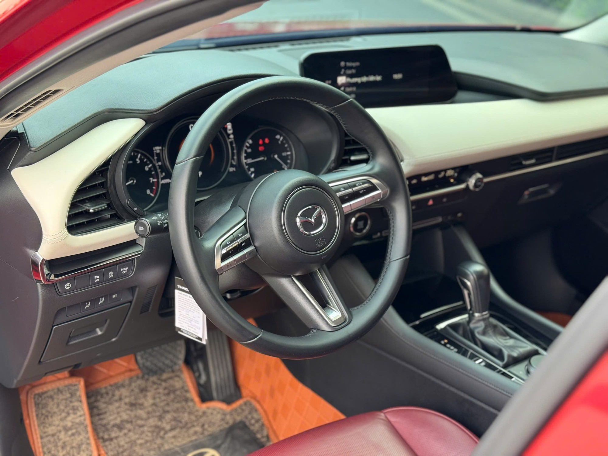Mazda3 2020 rao bán gần 600 triệu: Gần đắt nhất thị trường, khó “đụng hàng”, chỉ có 40 chiếc toàn Việt Nam- Ảnh 7. Mazda3 2020 rao bán gần 600 triệu: Gần đắt nhất thị trường, khó “đụng hàng”, chỉ có 40 chiếc toàn Việt Nam- Ảnh 7.