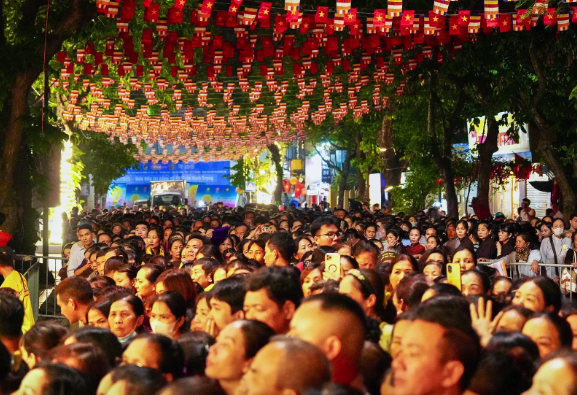 Hàng ngàn người xếp hàng xuyên đêm chiêm bái xá lợi Đức Phật- Ảnh 1. Hàng ngàn người xếp hàng xuyên đêm chiêm bái xá lợi Đức Phật- Ảnh 1.