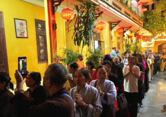 Hàng ngàn người xếp hàng xuyên đêm chiêm bái xá lợi Đức Phật- Ảnh 3. Hàng ngàn người xếp hàng xuyên đêm chiêm bái xá lợi Đức Phật- Ảnh 3.