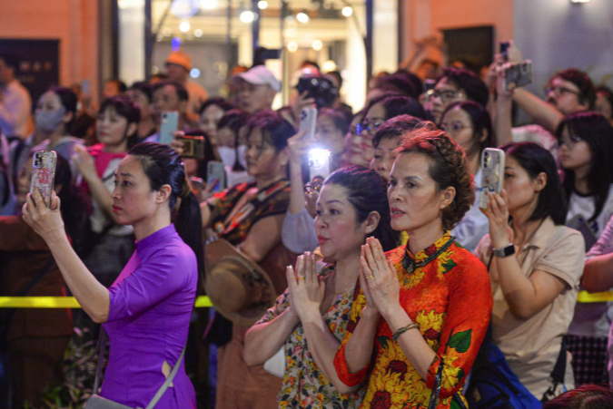 Hàng ngàn người xếp hàng xuyên đêm chiêm bái xá lợi Đức Phật- Ảnh 5. Hàng ngàn người xếp hàng xuyên đêm chiêm bái xá lợi Đức Phật- Ảnh 5.