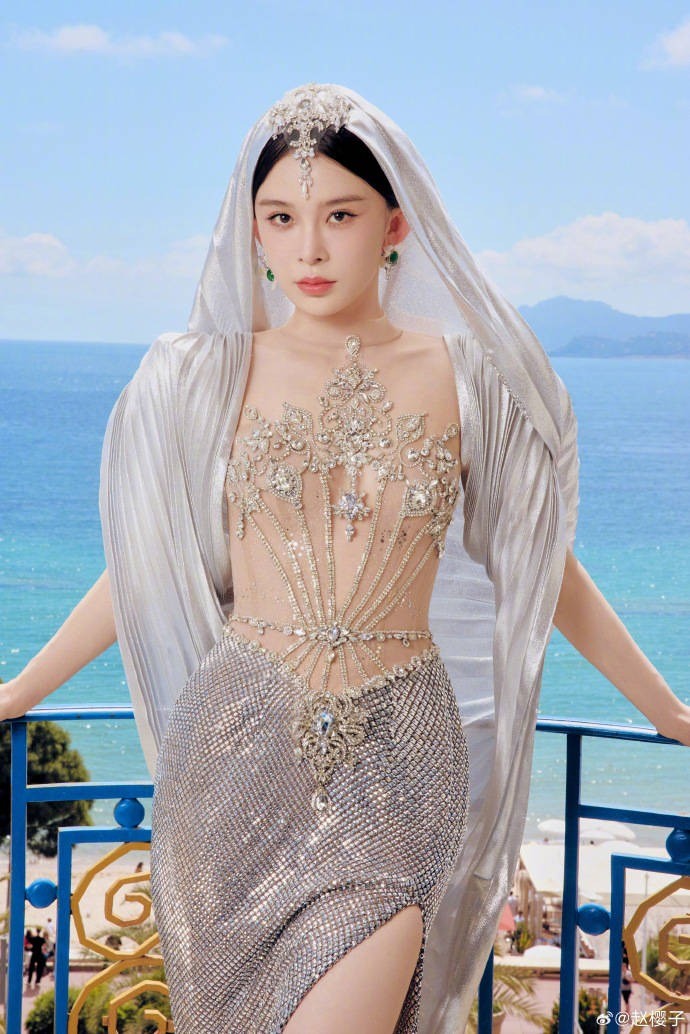 Sao Trung Quốc mặc hở bị bảo vệ mời rời khỏi thảm đỏ Cannes- Ảnh 2. Sao Trung Quốc mặc hở bị bảo vệ mời rời khỏi thảm đỏ Cannes- Ảnh 2.