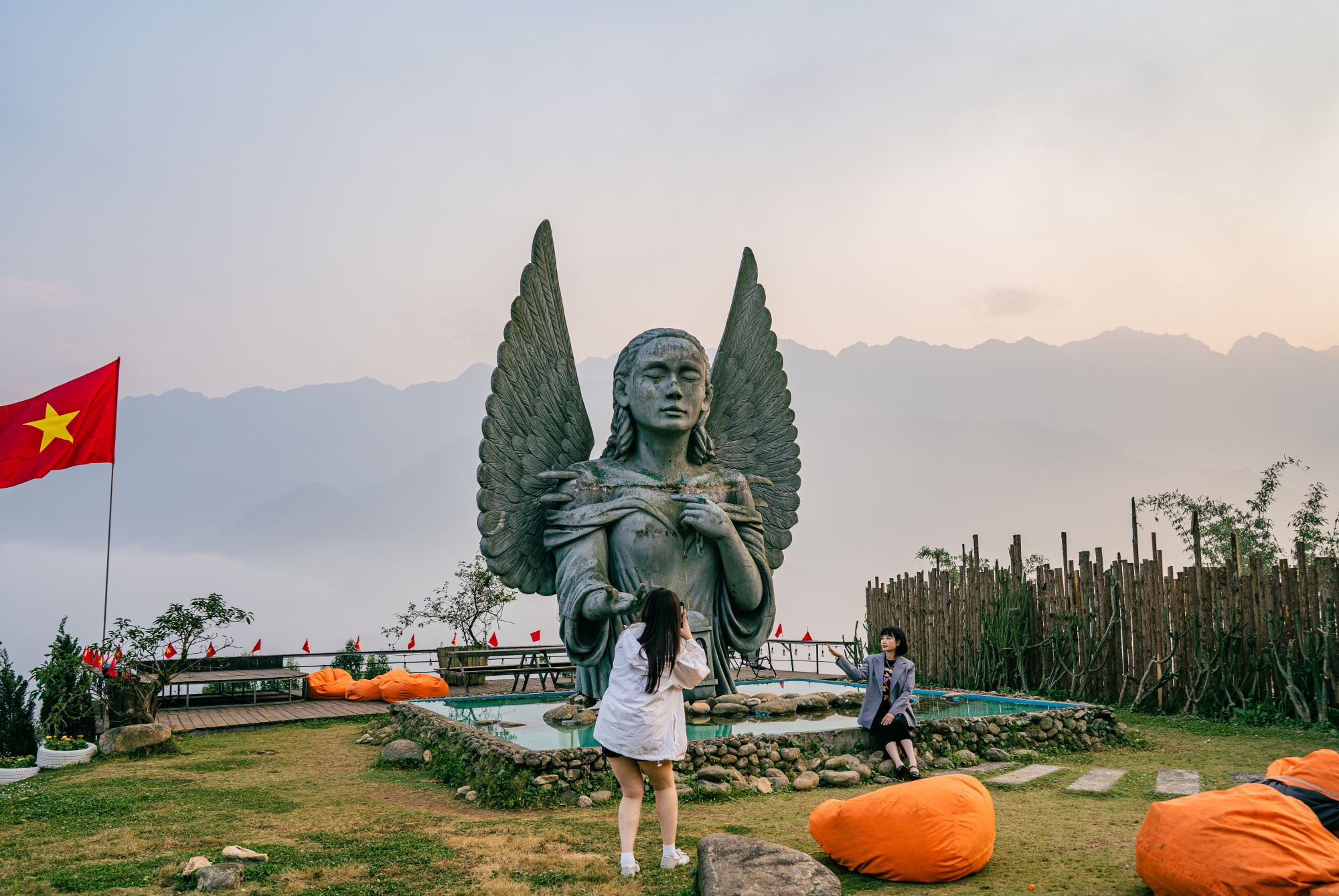 Mùa hè trốn nắng nóng rủ nhau đi chơi ở Sa Pa và đây là những địa điểm check-in kiểu gì cũng có ảnh đẹp!- Ảnh 1.