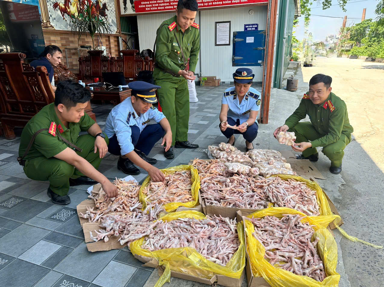 Kiểm tra đột xuất công ty thực phẩm sạch, phát hiện 500 kg chân gà, đuôi lợn không rõ nguồn gốc- Ảnh 1. Kiểm tra đột xuất công ty thực phẩm sạch, phát hiện 500 kg chân gà, đuôi lợn không rõ nguồn gốc- Ảnh 1.