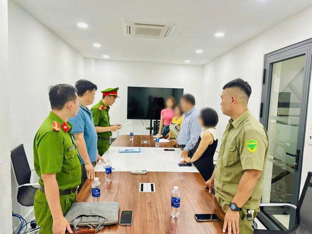 Công ty CP dịch vụ tư vấn môi trường Hải Âu ở TP HCM bị công an khám xét- Ảnh 1. Công ty CP dịch vụ tư vấn môi trường Hải Âu ở TP HCM bị công an khám xét- Ảnh 1.