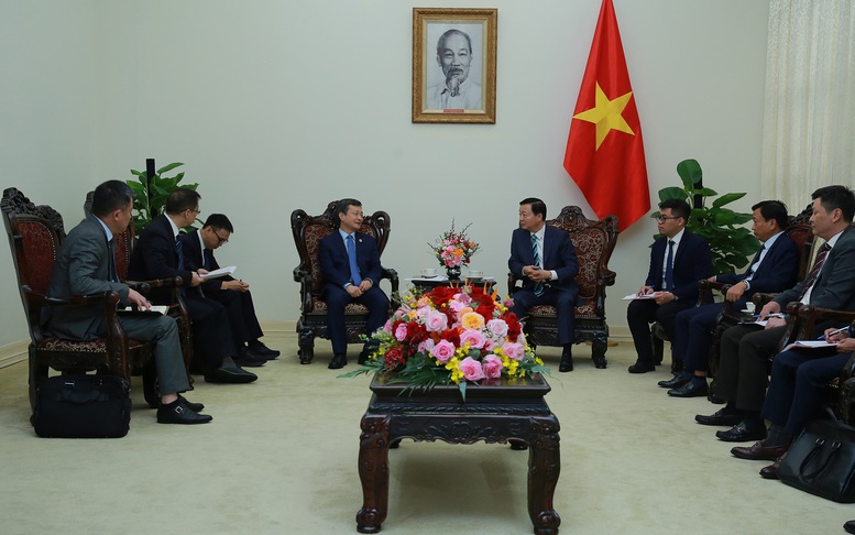 Phó Thủ tướng: Việt Nam không phân biệt giữa doanh nghiệp Nhà nước hay tư nhân việc tham gia đầu tư và phát triển các dự án đường sắt hiện đại, tốc độ cao- Ảnh 1. Phó Thủ tướng: Việt Nam không phân biệt giữa doanh nghiệp Nhà nước hay tư nhân việc tham gia đầu tư và phát triển các dự án đường sắt hiện đại, tốc độ cao- Ảnh 1.