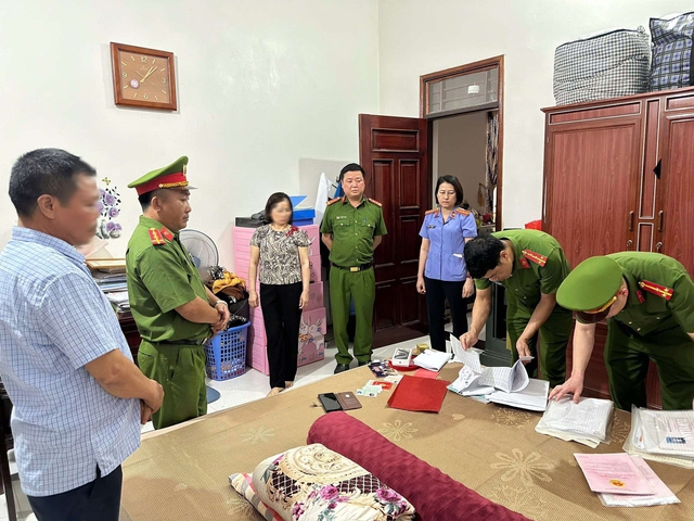 Một chủ tịch UBND xã bị giữ người, khám xét khẩn cấp- Ảnh 2. Một chủ tịch UBND xã bị giữ người, khám xét khẩn cấp- Ảnh 2.