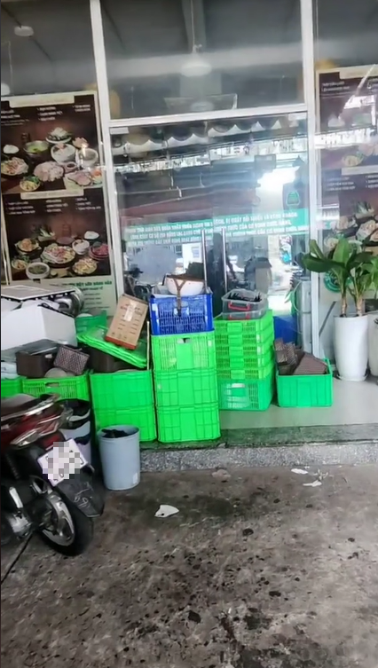 Xuất hiện tấm băng rôn viết 4 dòng trước quán Lòng Chát TP.HCM, cảnh tượng bên trong mới sốc- Ảnh 2. Xuất hiện tấm băng rôn viết 4 dòng trước quán Lòng Chát TP.HCM, cảnh tượng bên trong mới sốc- Ảnh 2.