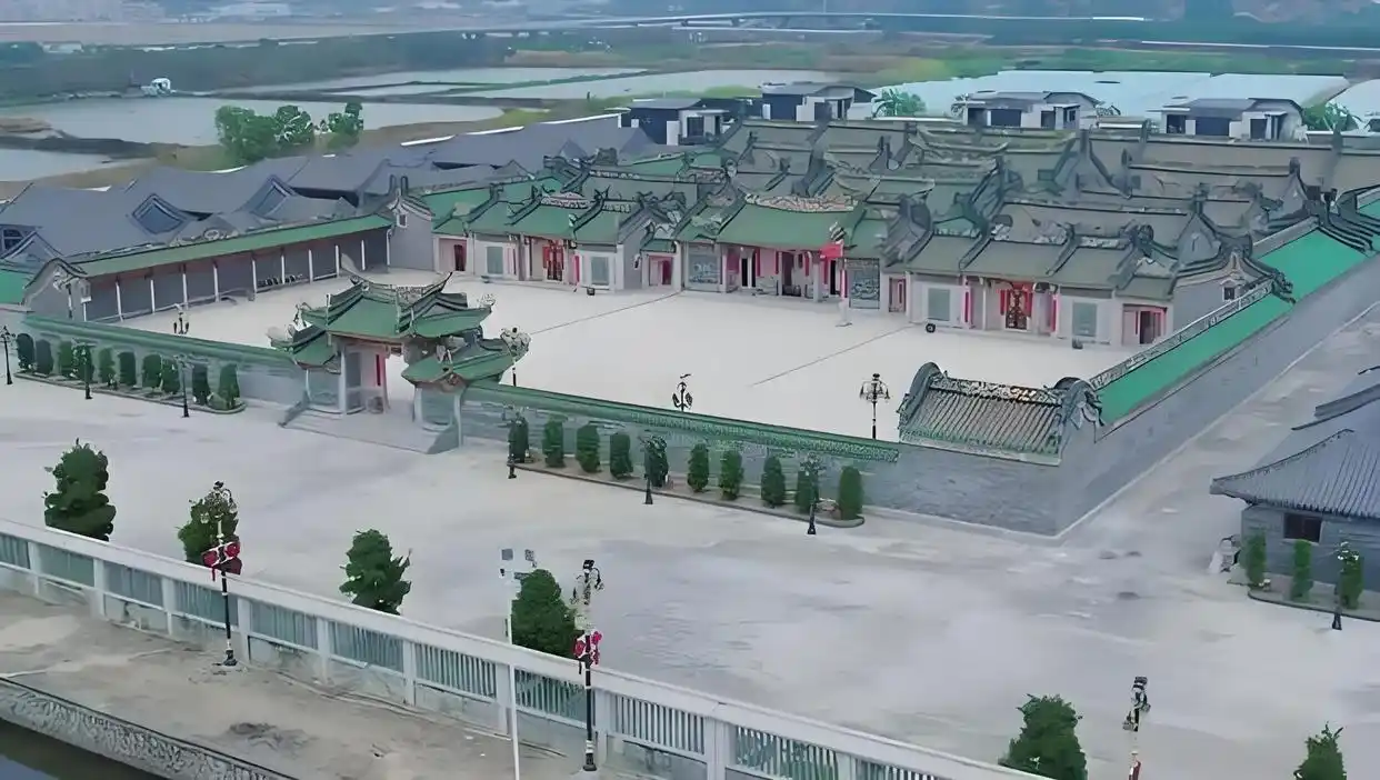 Chi tiền xây biệt phủ 3.600 tỷ đồng rộng 50.000 m2, người đàn ông bất ngờ bị yêu cầu giải tỏa gấp trong 45 ngày, tòa tuyên bố: Việc xây dựng là trái phép- Ảnh 2. Chi tiền xây biệt phủ 3.600 tỷ đồng rộng 50.000 m2, người đàn ông bất ngờ bị yêu cầu giải tỏa gấp trong 45 ngày, tòa tuyên bố: Việc xây dựng là trái phép- Ảnh 2.