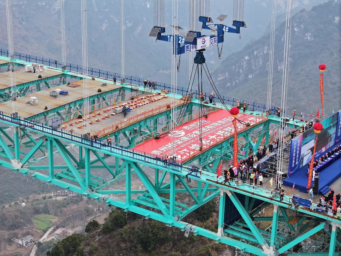Băng qua "vết nứt Trái đất" chỉ trong 120 giây: Siêu công trình của Trung Quốc khiến thế giới choáng ngợp- Ảnh 1. Băng qua "vết nứt Trái đất" chỉ trong 120 giây: Siêu công trình của Trung Quốc khiến thế giới choáng ngợp- Ảnh 1.