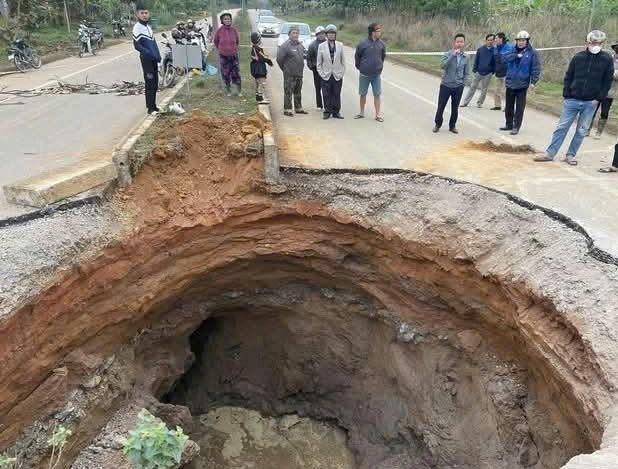 Liên tiếp xuất hiện 7 “hố tử thần”, công bố tình huống khẩn cấp về thiên tai- Ảnh 1. Liên tiếp xuất hiện 7 “hố tử thần”, công bố tình huống khẩn cấp về thiên tai- Ảnh 1.