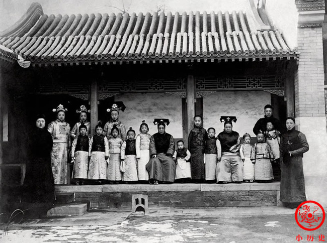 Vương tộc cuối cùng của Trung Hoa: Loạt ảnh hiếm hé lộ toàn cảnh cuộc sống gia đình Phổ Nghi qua 3 thế hệ- Ảnh 2. Vương tộc cuối cùng của Trung Hoa: Loạt ảnh hiếm hé lộ toàn cảnh cuộc sống gia đình Phổ Nghi qua 3 thế hệ- Ảnh 2.