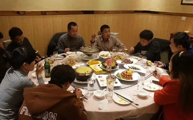 Lương hưu gần 30 triệu đồng/tháng nhưng đi họp lớp tôi chỉ nói hơn 10 triệu, về nhà tôi ngỡ ngàng, xúc động khi nhận được 1 tin nhắn- Ảnh 1.