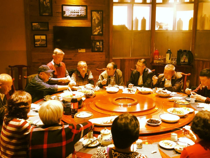 Lương hưu gần 30 triệu đồng/tháng nhưng đi họp lớp tôi chỉ nói hơn 10 triệu, về nhà tôi ngỡ ngàng, xúc động khi nhận được 1 tin nhắn- Ảnh 2.