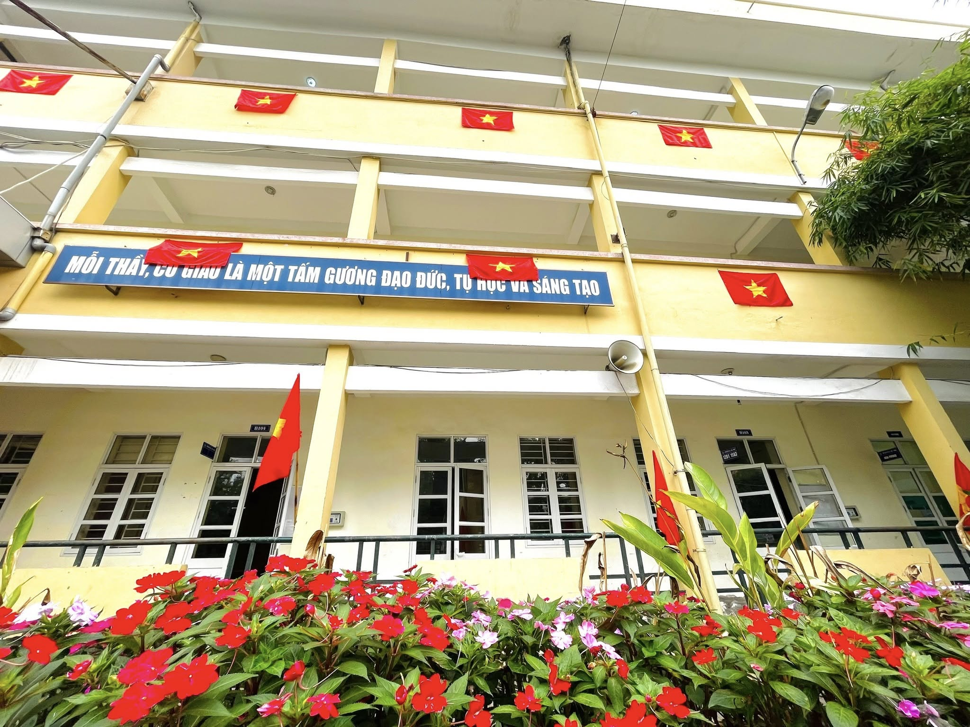Ngôi trường có tỷ lệ chọi “căng” nhất trong kỳ thi lớp 10 công lập ở Hà Nội năm nay: Liên tục có điểm chuẩn thuộc top đầu- Ảnh 2. Ngôi trường có tỷ lệ chọi “căng” nhất trong kỳ thi lớp 10 công lập ở Hà Nội năm nay: Liên tục có điểm chuẩn thuộc top đầu- Ảnh 2.