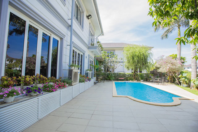 Nữ ca sĩ bất ngờ kết hôn ở tuổi 45: “Đại gia đất mỏ” mê sưu tầm kim cương và nhà đất, sở hữu loạt biệt thự - khu nghỉ dưỡng nhiều không đếm xuể- Ảnh 3. Nữ ca sĩ bất ngờ kết hôn ở tuổi 45: “Đại gia đất mỏ” mê sưu tầm kim cương và nhà đất, sở hữu loạt biệt thự - khu nghỉ dưỡng nhiều không đếm xuể- Ảnh 3.