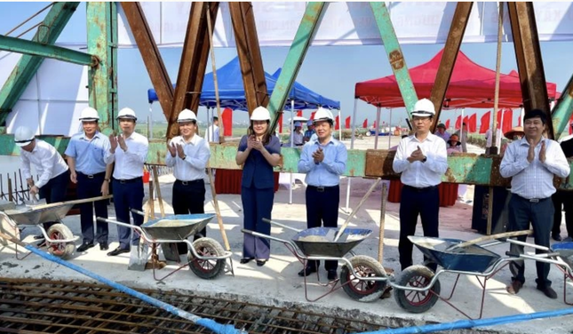Hợp long cầu vượt sông Đáy nối Ninh Bình – Nam Định- Ảnh 1. Hợp long cầu vượt sông Đáy nối Ninh Bình – Nam Định- Ảnh 1.