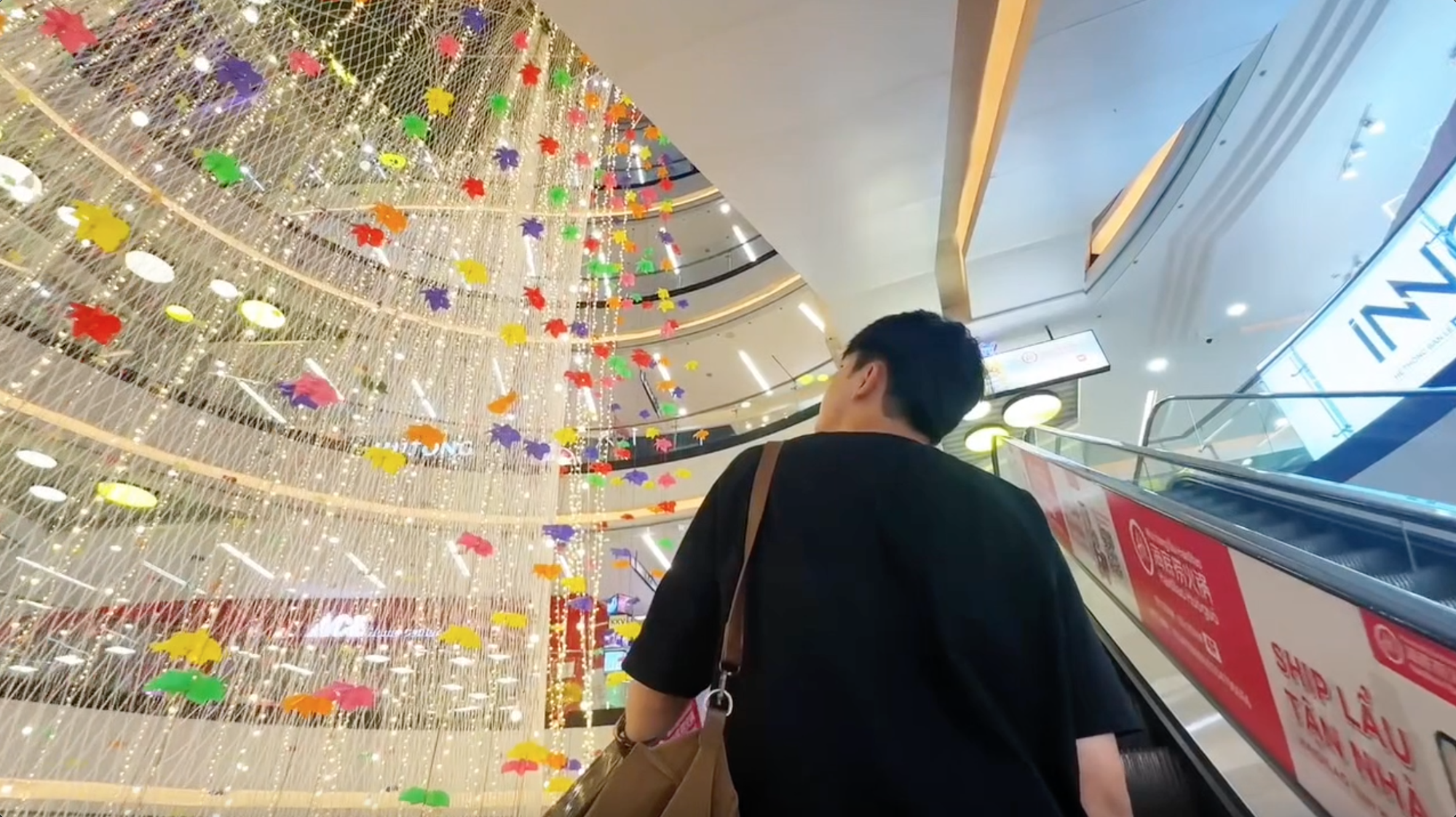 Đến Vạn Hạnh Mall những ngày này, 10 người thì cả 10 đều vô thức làm một việc giống hệt nhau- Ảnh 2. Đến Vạn Hạnh Mall những ngày này, 10 người thì cả 10 đều vô thức làm một việc giống hệt nhau- Ảnh 2.