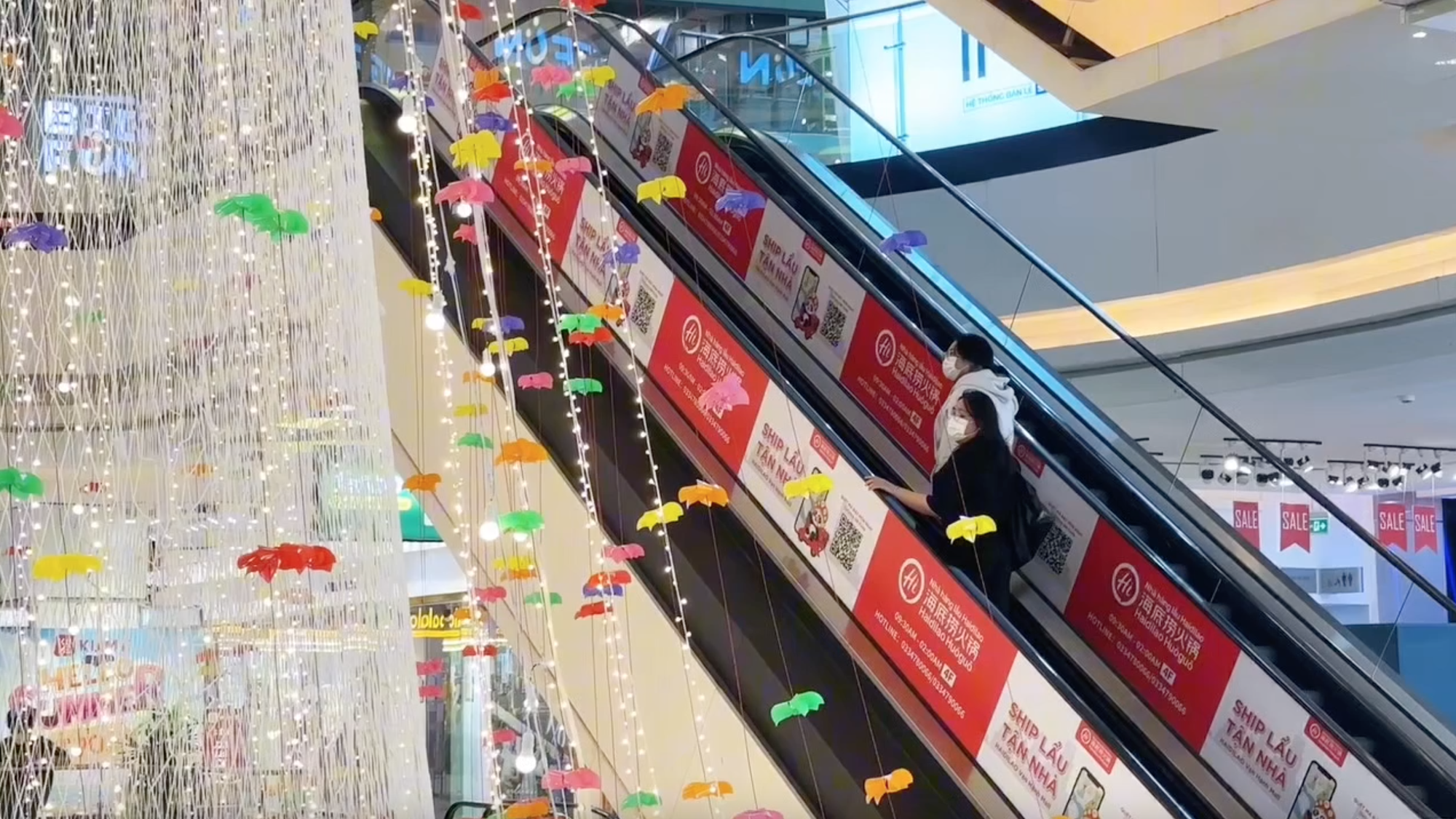 Đến Vạn Hạnh Mall những ngày này, 10 người thì cả 10 đều vô thức làm một việc giống hệt nhau- Ảnh 4. Đến Vạn Hạnh Mall những ngày này, 10 người thì cả 10 đều vô thức làm một việc giống hệt nhau- Ảnh 4.