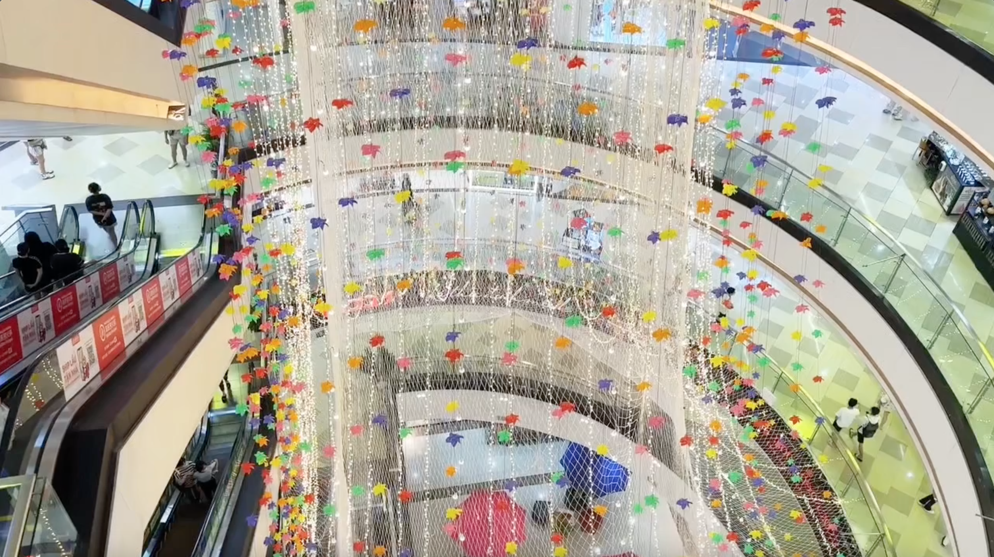 Đến Vạn Hạnh Mall những ngày này, 10 người thì cả 10 đều vô thức làm một việc giống hệt nhau- Ảnh 3. Đến Vạn Hạnh Mall những ngày này, 10 người thì cả 10 đều vô thức làm một việc giống hệt nhau- Ảnh 3.