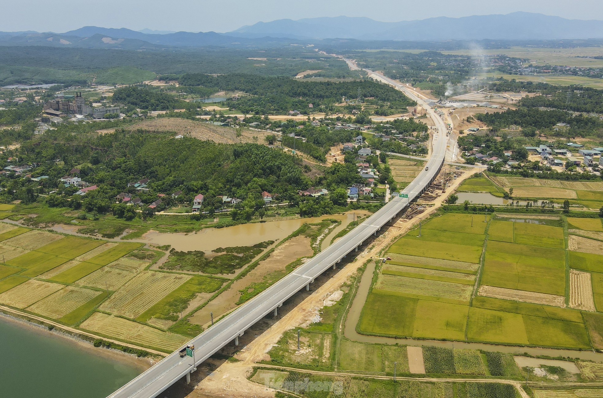 Diện mạo cầu vượt thung lũng trên cao tốc qua Hà Tĩnh sắp thông xe- Ảnh 15. Diện mạo cầu vượt thung lũng trên cao tốc qua Hà Tĩnh sắp thông xe- Ảnh 15.