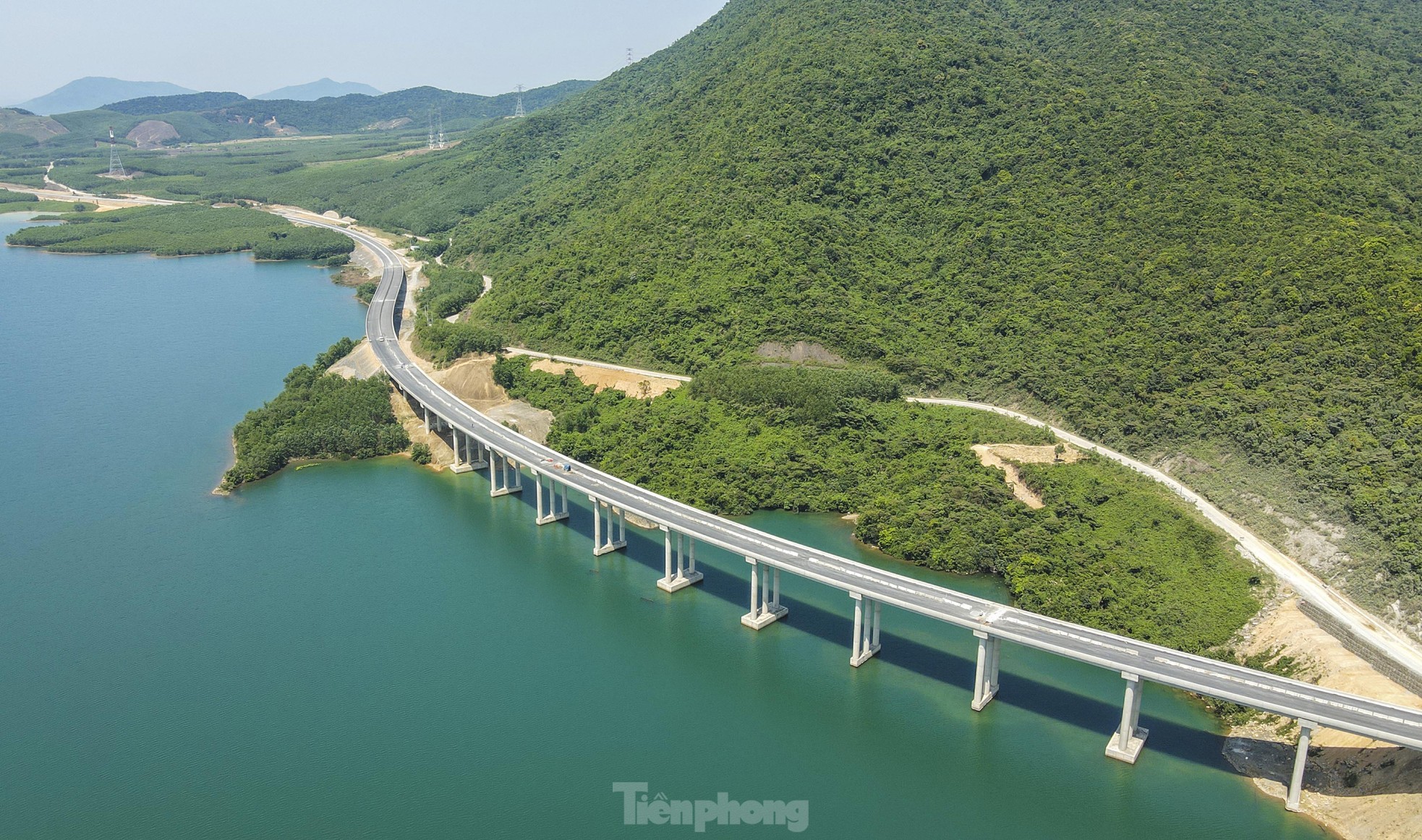 Diện mạo cầu vượt thung lũng trên cao tốc qua Hà Tĩnh sắp thông xe- Ảnh 10. Diện mạo cầu vượt thung lũng trên cao tốc qua Hà Tĩnh sắp thông xe- Ảnh 10.