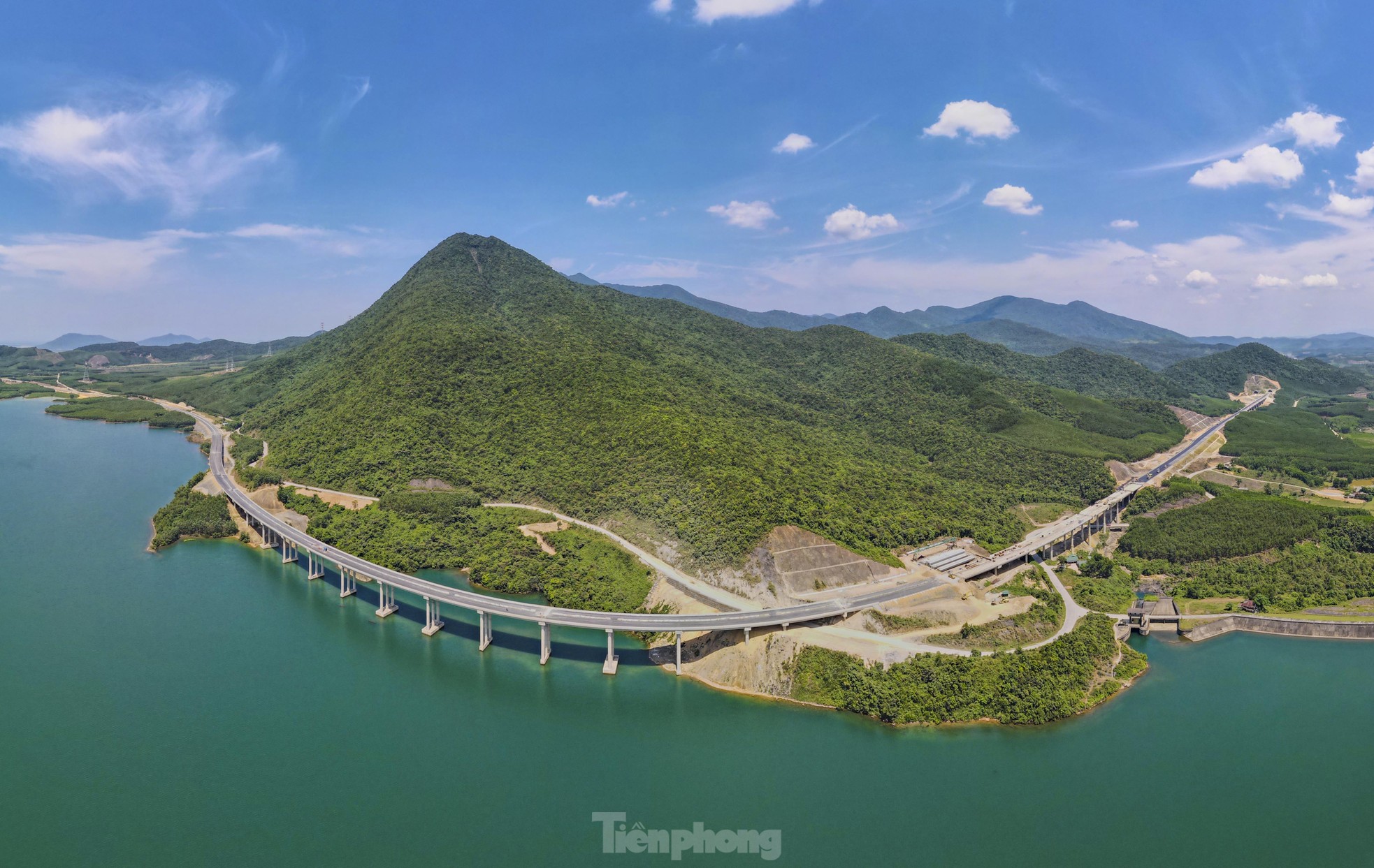 Diện mạo cầu vượt thung lũng trên cao tốc qua Hà Tĩnh sắp thông xe- Ảnh 8. Diện mạo cầu vượt thung lũng trên cao tốc qua Hà Tĩnh sắp thông xe- Ảnh 8.