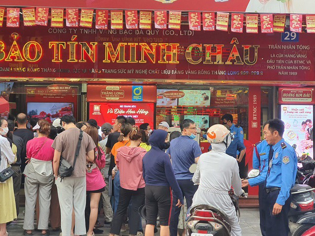 Người phụ nữ ở Hà Nội mang vàng chốt lời giữa dòng người xếp hàng mua: “Không gì tăng mãi được đâu”- Ảnh 1. Người phụ nữ ở Hà Nội mang vàng chốt lời giữa dòng người xếp hàng mua: “Không gì tăng mãi được đâu”- Ảnh 1.