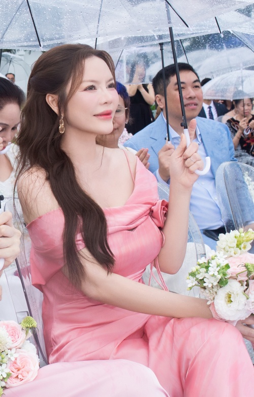 Dàn sao dự đám cưới Hồ Quỳnh Hương: Thiều Bảo Trâm khoe dáng gợi cảm, "chị đại kim cương" quyết tâm làm 1 việc- Ảnh 11.