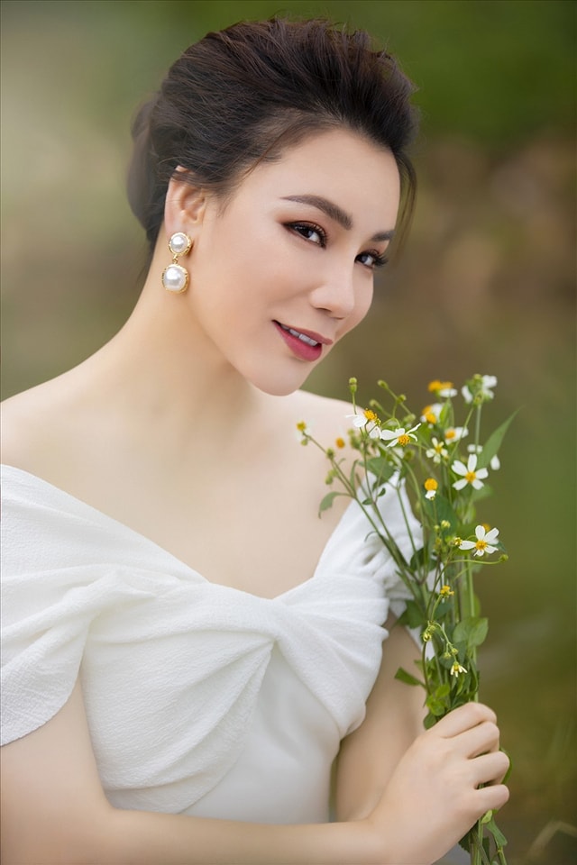 Thêm 1 màn bắt hoa cưới linh nghiệm: Hoá ra Hồ Quỳnh Hương đã bất chấp "xin vía" từ đôi Vbiz đặc biệt này!- Ảnh 9. Thêm 1 màn bắt hoa cưới linh nghiệm: Hoá ra Hồ Quỳnh Hương đã bất chấp "xin vía" từ đôi Vbiz đặc biệt này!- Ảnh 9.