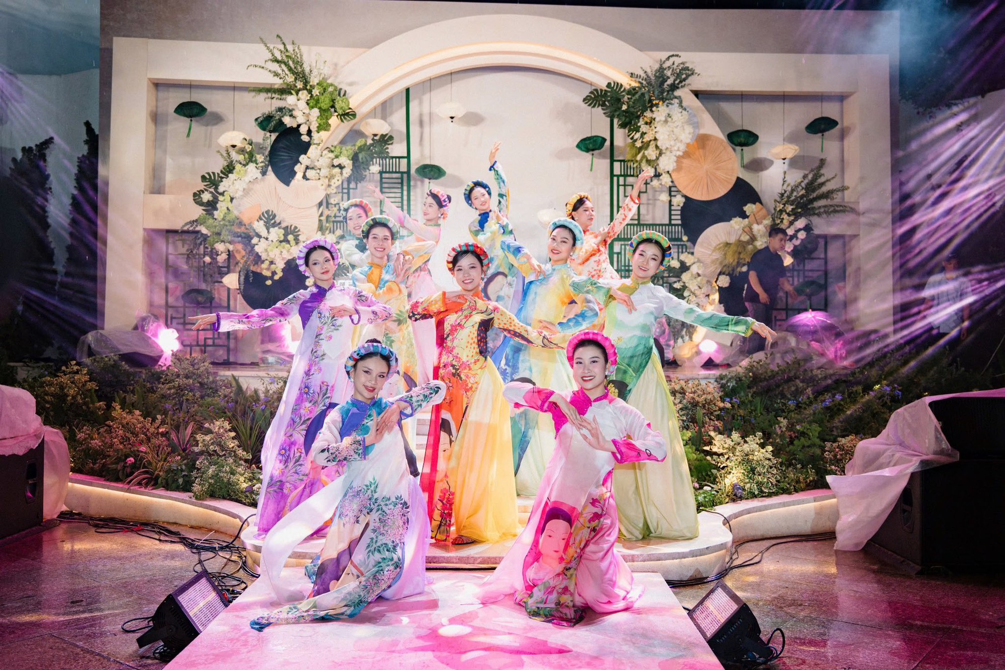 Tiệc thôi nôi “gây sốt” của cặp sinh đôi nhà Phương Oanh - Shark Bình: Như tổ chức chương trình nghệ thuật, nhìn thoáng qua đã thấy hoành tráng- Ảnh 4.