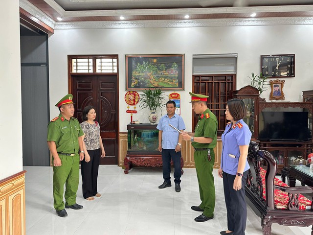 Bắt khẩn cấp, khám xét nơi ở, nơi làm việc của Chủ tịch xã Văn Mạnh Thắng- Ảnh 3.