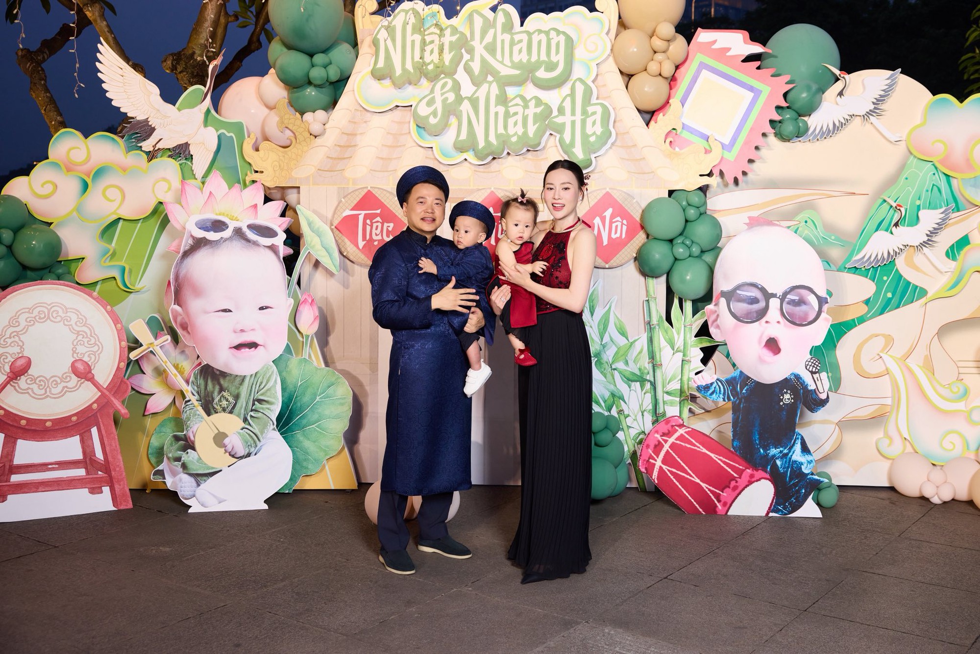 Tiệc thôi nôi “gây sốt” của cặp sinh đôi nhà Phương Oanh - Shark Bình: Như tổ chức chương trình nghệ thuật, nhìn thoáng qua đã thấy hoành tráng- Ảnh 1.