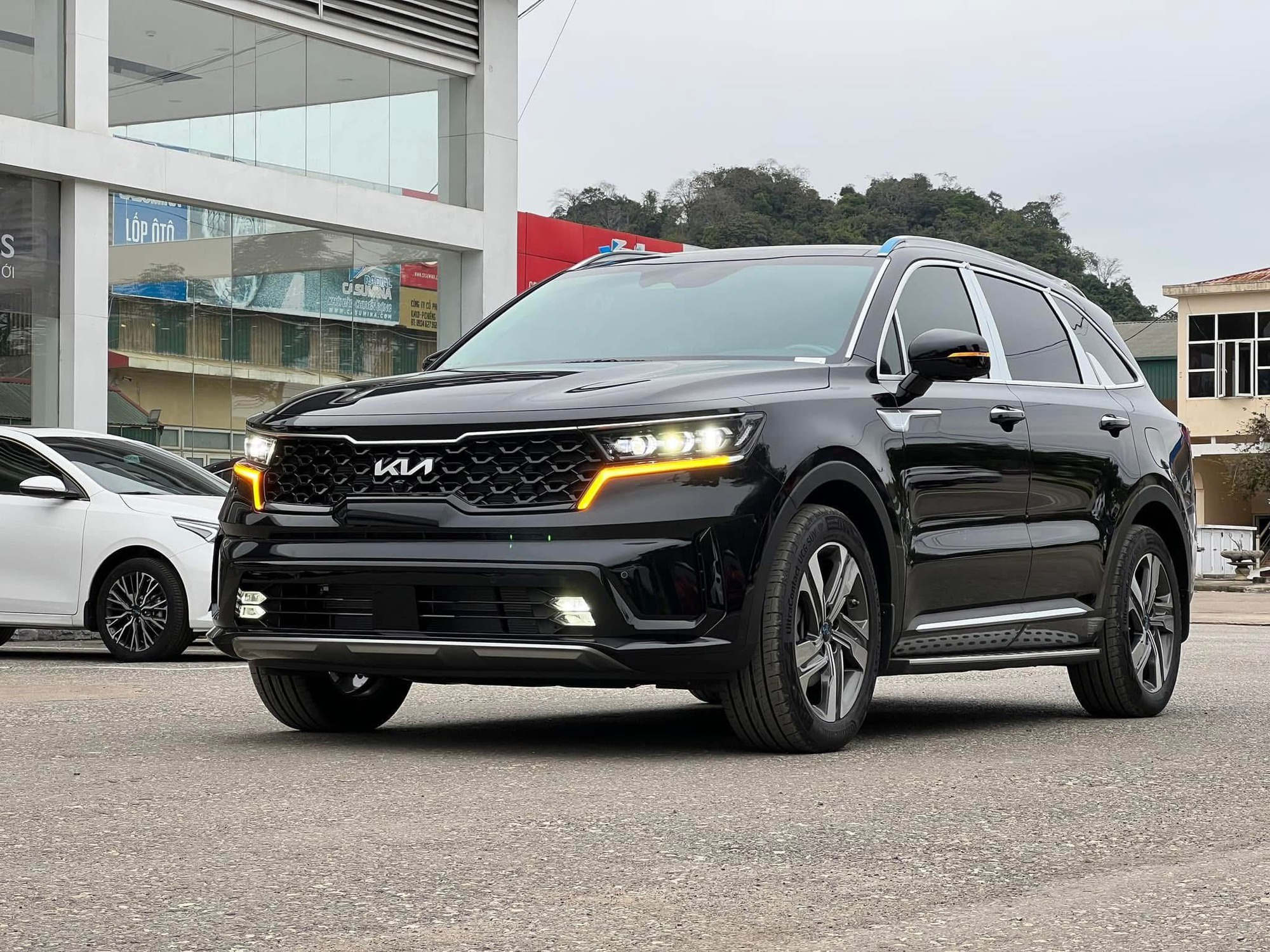 Giá Kia Sorento lần đầu giảm dưới mốc 900 triệu tại đại lý: Rẻ nhất phân khúc, ngang CX-5 bản tầm trung, dọn kho chờ bản mới sắp ra mắt- Ảnh 2. Giá Kia Sorento lần đầu giảm dưới mốc 900 triệu tại đại lý: Rẻ nhất phân khúc, ngang CX-5 bản tầm trung, dọn kho chờ bản mới sắp ra mắt- Ảnh 2.